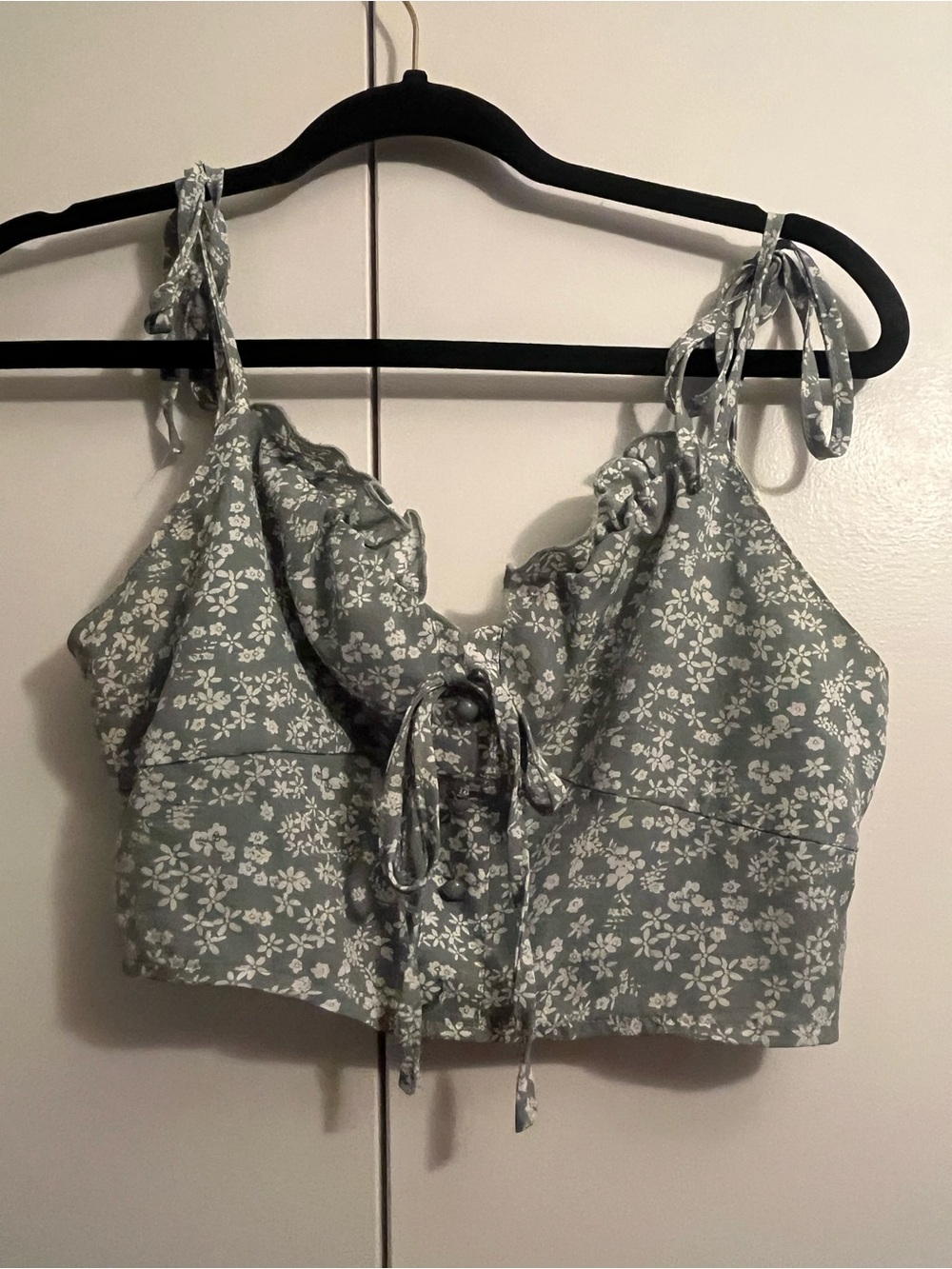 SHEIN Sage Green Floral Tie-Front Crop Top. M. Boho. Cottage. Prairie. Festival.